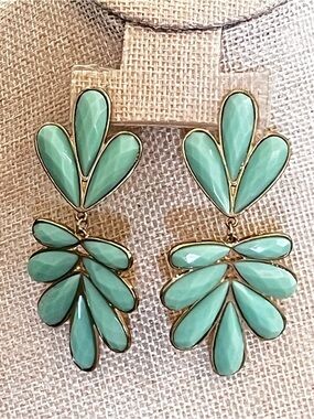 Stunning ‘Tiffany Blue’ Retro Teardrop Dangle Earrings - Women's Jewelry